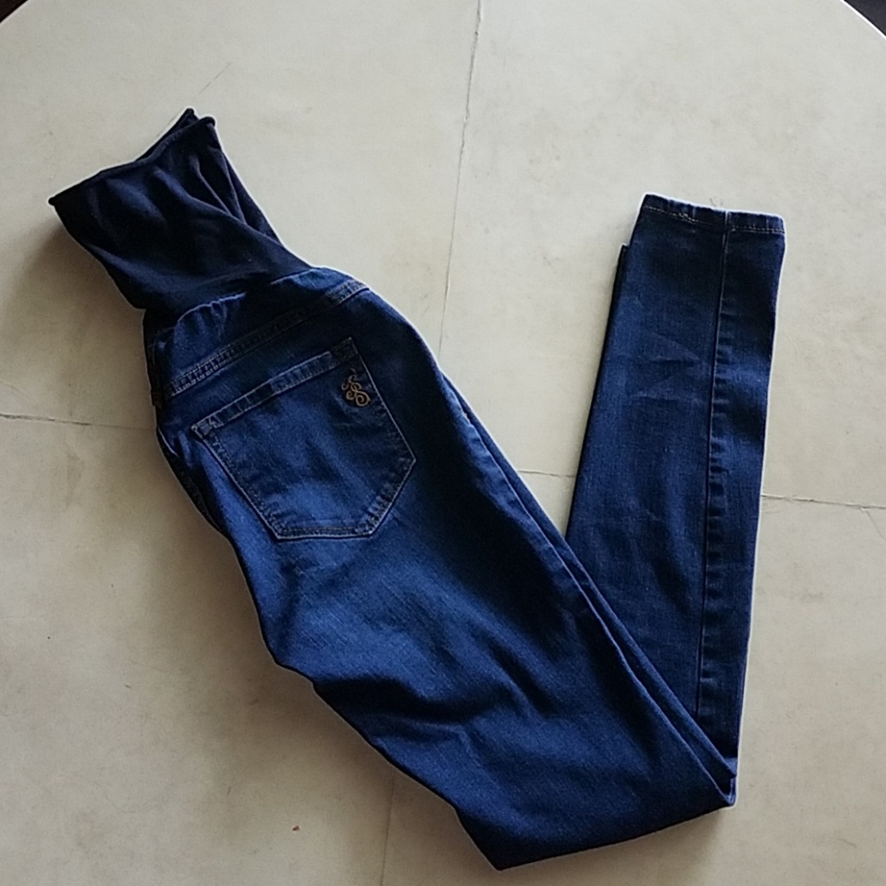 Comfy maternity skinny jeans